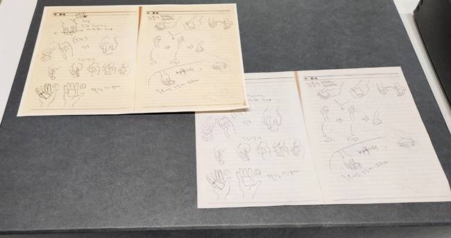 허영만 작가는 만화 그리기 이전에 사전 취재의 중요성을 강조하고 있다. 사진은 도박꾼들이 속고 속이는 손 기술을 자세히 관찰해 그린 노트를 바탕으로 '타짜' 작품을 내놨다.(연도미상)