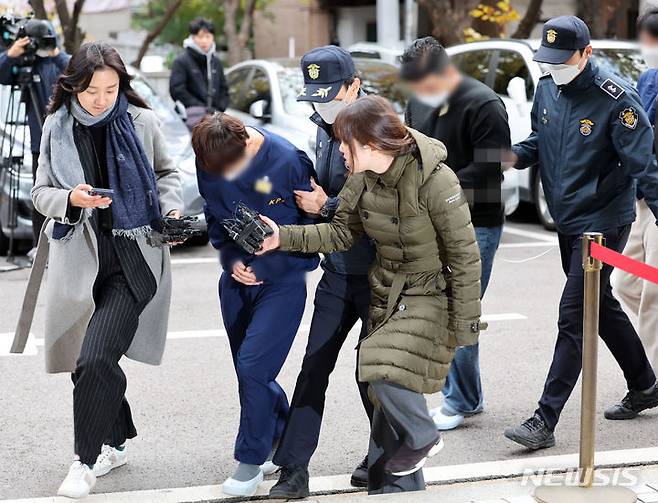 [서울=뉴시스] 홍효식 기자 = '영풍제지 주가조작' 관련 자본시장법 위반 혐의를 받는 김모 씨 등 3명이 17일 서울 양천구 서울남부지방법원에서 열린 영장실질심사에 출석하고 있다. 2023.11.17. yesphoto@newsis.com