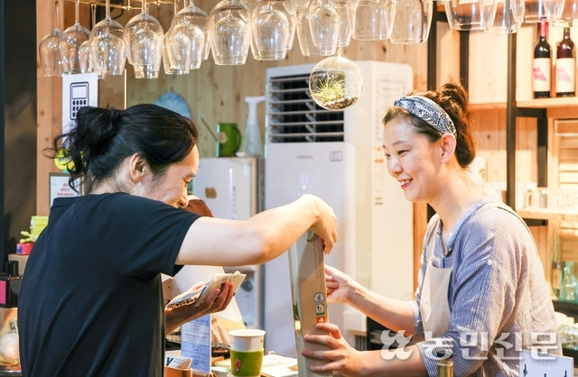 와인 족욕을 마친 체험객들은 와인이나 포도를 선물용으로 구매하며 지역 활성화에 도움을 준다. 영월=이종수 기자 leejongsoo@nongmin.com