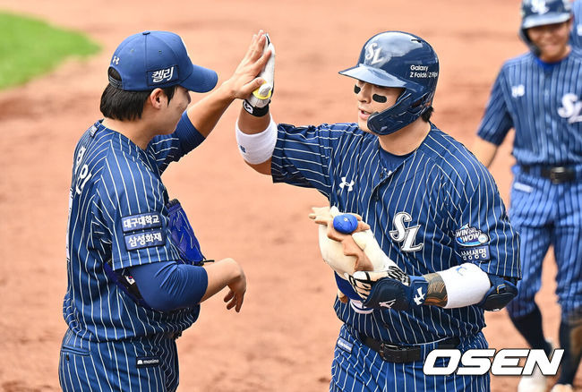 [OSEN=대구, 이석우 기자] 22일 대구삼성라이온즈파크에서 2024 신한 SOL 뱅크 KBO 리그 삼성 라이온즈와 키움 히어로즈의 경기가 열렸다. 홈팀 삼성은 원태인이 방문팀 키움은 후라도가 선발 출전했다. 삼성 라이온즈 박병호가 1회말 2사 1,2루 좌중월 3점 홈런을 치고 하이파이브를 하고 있다. 2024.09.22 / foto0307@osen.co.kr