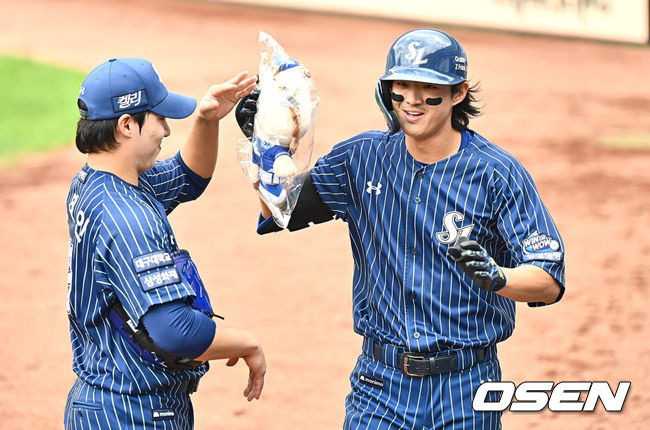 [OSEN=대구, 이석우 기자] 22일 대구삼성라이온즈파크에서 2024 신한 SOL 뱅크 KBO 리그 삼성 라이온즈와 키움 히어로즈의 경기가 열렸다. 홈팀 삼성은 원태인이 방문팀 키움은 후라도가 선발 출전했다. 삼성 라이온즈 구자욱이 3회말 2사 중월 솔로 홈런을 치고 하이파이브를 하고 있다. 2024.09.22 / foto0307@osen.co.kr