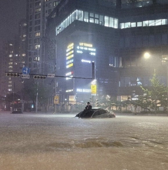 2022년 서울 강남 폭우로 침수된 차량 위에 망연자실한 모습으로 앉아 있어 화제가 된 남성. 온라인 커뮤니티