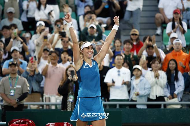 베아트리스 아다드 마이아(브라질)가 22일 서울 올림픽공원 테니스코트에서 열린 여자프로테니스(WTA) 투어 하나은행 코리아오픈 단식 결승에서 다리야 카사트키나(러시아)를 꺾은 뒤 두 팔을 벌려 기뻐하고 있다. 코리아오픈 대회조직위 제공