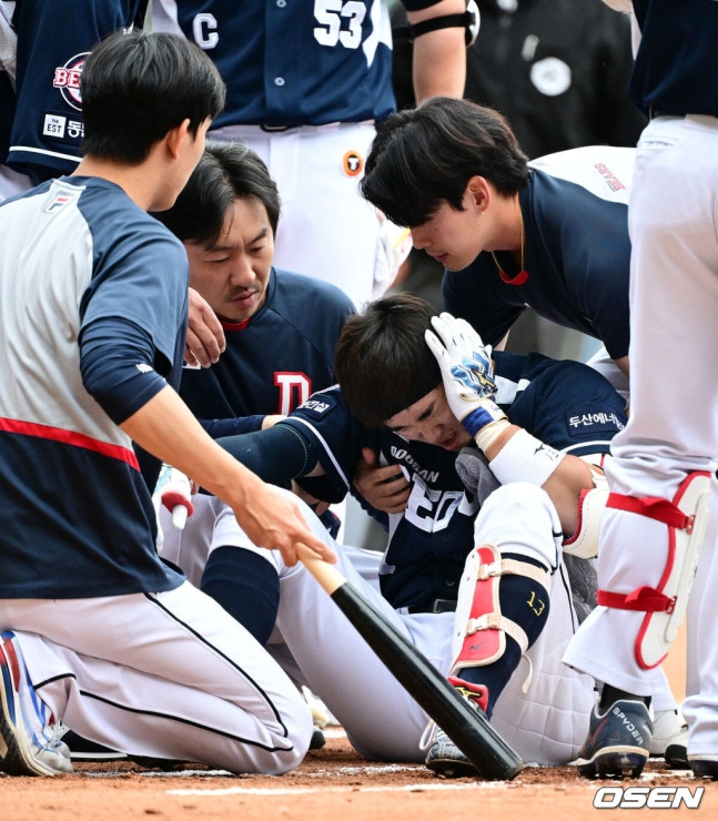 두산 허경민이 21일 잠실구장에서 열린 LG와 더블헤더 1차전에서 1회 헤드샷을 맞은 뒤 고통스러워하고 있다.