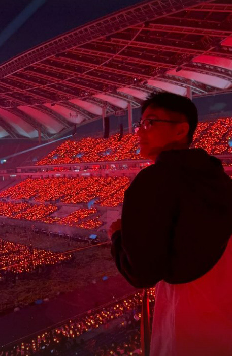 BTS 뷔, 제이홉과 '아이유 콘서트' 깜짝 관람.."100번째 공연 축하해요"[스타이슈]