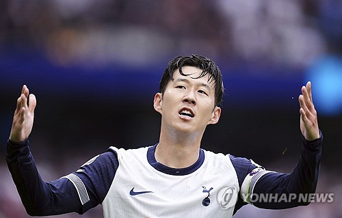 경기 최우수선수(Man Of The Match)는 손흥민의 차지였다. 최근 자신의 실력과 리더십을 의심하는 허무맹랑한 비난과 싸워야 했던 손흥민은 뛰어난 경기력과 2도움이라는 스탯으로 답했다. 브렌트퍼드와의 경기에서 멀티 도움을 기록한 손흥민은 경기 후 프리미어리그 사무국이 진행한 팬 투표에서 1만 6617명이 참여한 가운데 52.9%의 지지를 받아 압도적인 수치를 기록하면서 MOTM으로 선정됐다. 사진 연합뉴스