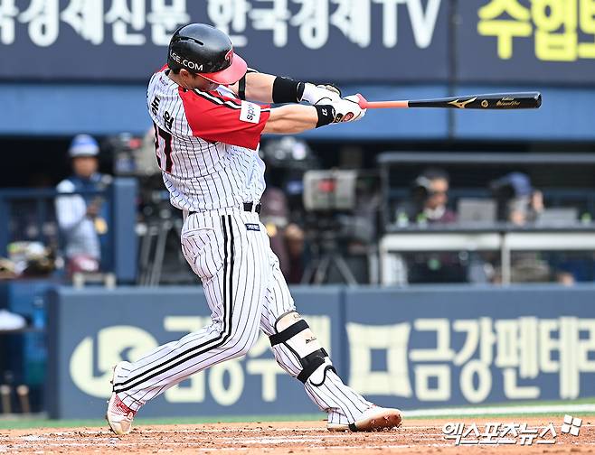 LG 포수 박동원은 22일 잠실구장에서 열린 '2024 신한 SOL Bank KBO 리그' 두산과 팀 간 마지막 맞대결에서 8번타자 포수로 선발 출전했다. 7회말 승리에 쐐기를 박는 1타점 2루타를 쳐 공격에 활력을 불어넣었다. 엑스포츠뉴스 DB