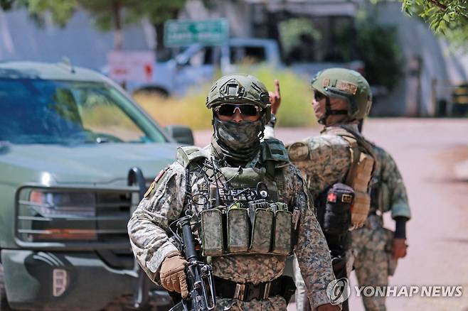 19일(현지시간) 멕시코 시날로아주 쿨리아칸에서 경계 근무하는 군 장병 [쿨리아칸 AFP=연합뉴스. 재판매 및 DB 금지]