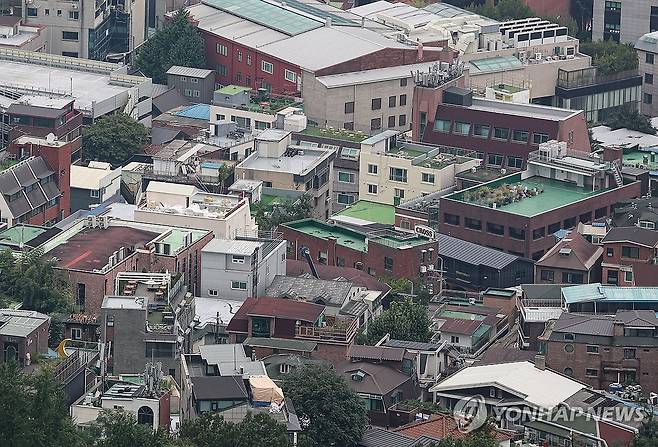 정부, 비아파트 시장 정상화 대책 담은 '주택공급 확대방안' 발표 (서울=연합뉴스) 서대연 기자 = 정부가 비아파트 시장을 정상화해 적기에 주택 공급을 늘리겠다는 구상을 담은 '국민주거 안정을 위한 주택공급 확대방안'을 발표한 8일 오후 서울 시내 빌라 등 주거단지의 모습. 2024.8.8 dwise@yna.co.kr