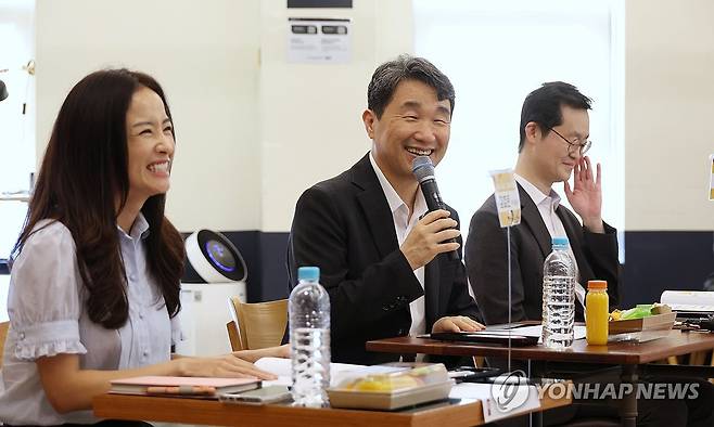 인사말 하는 이주호 부총리 이주호 부총리 겸 교육부 장관이 지난 10일 서울 중구 초현실회관에서 '부모가 바라는 유보통합의 모습' 주제로 열린 제44차 함께차담회에서 인사말을 하고 있다. [교육부 제공. 연합뉴스 자료사진. 재판매 및 DB 금지]