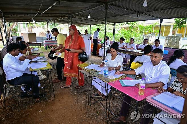 21일 스리랑카 수도 콜롬보의 한 투표소 모습 [AFP 연합뉴스 자료사진. 재판매 및 DB 금지]