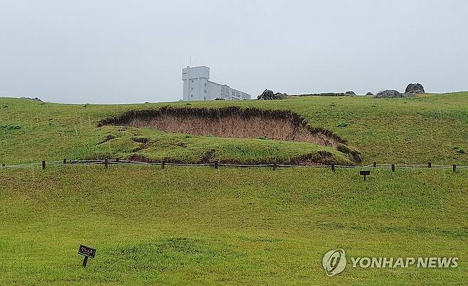 집중호우에 붕괴한 김해 대성동고분 (김해=연합뉴스) 21일 경남 김해시 대성동고분 일부가 이날 내린 많은 비로 붕괴했다. 2024.9.21 [독자 제공. 재판매 및 DB 금지] ljy@yna.co.kr