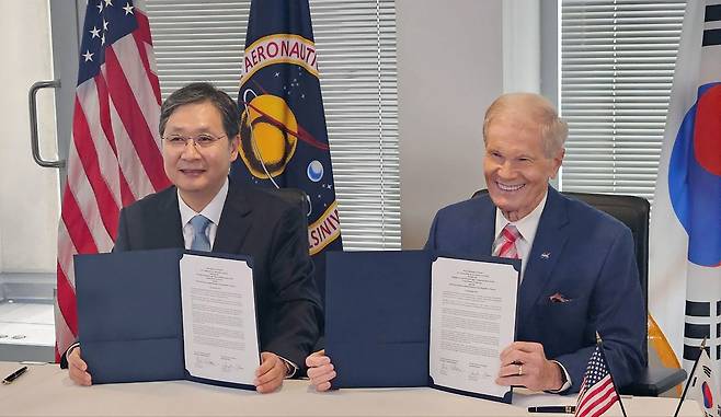 우주항공청-NASA, 우주·항공 협력 공동성명서 채택 우주항공청 윤영빈 청장(왼쪽)이 미 항공우주국(NASA) 빌 넬슨 국장과 협약식을 체결하고 기념 촬영을 하고 있다. [우주항공청 제공. 재판매 및 DB 금지]