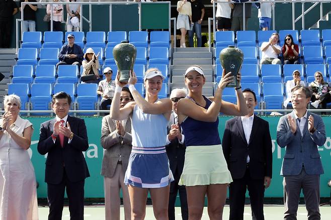 복식 우승 삼소노바(왼쪽)와 멜리차 마르티네스. [코리아오픈 조직위원회 제공. 재판매 및 DB 금지]
