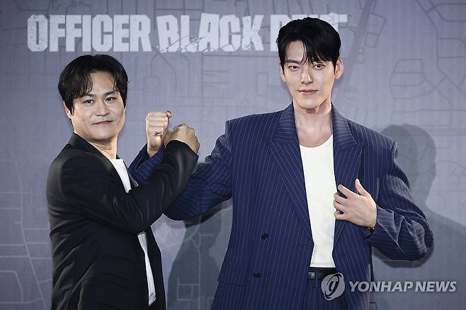 '무적실무관' 주연 김우빈·김성균 (서울=연합뉴스) 진연수 기자 = 배우 김우빈(오른쪽)과 김성균이 10일 서울 광진구 롯데시네마 건대입구에서 열린 넷플릭스 영화 '무도실무관' 제작보고회에서 포즈를 취하고 있다. 2024.9.10 jin90@yna.co.kr