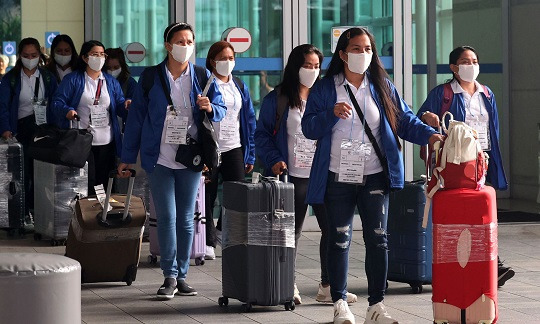 외국인 가사관리사 시범사업에 참여하는 필리핀인 가사관리사들이 지난 8월 6일 오전 인천국제공항을 통해 입국해 버스로 이동하고 있다. 사진=뉴시스