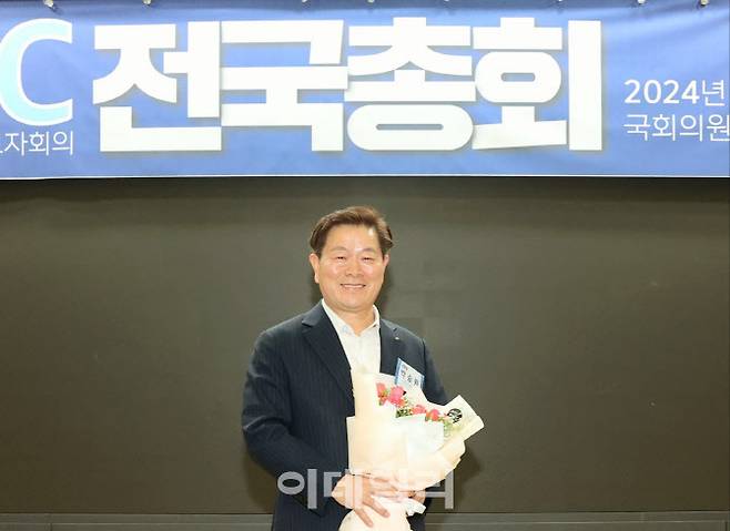 지난 21일 국회 의원회관 제1소회의실에서 열린 KDLC 전국 총회에서 제6기 상임대표로 선출된 박승원 광명시장이 긴며사진을 찍고 있다.(사진=광명시)