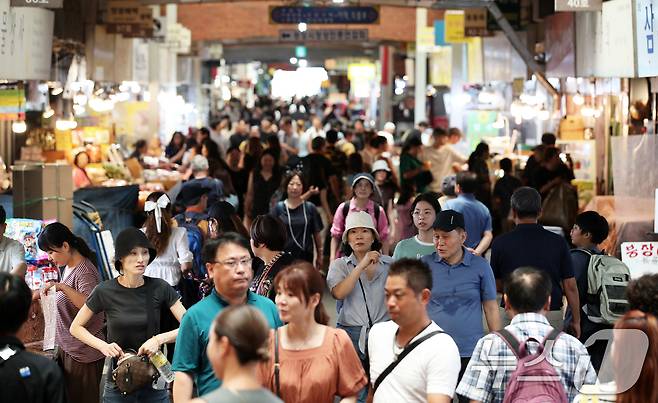 서울 종로구 광장시장이 인파로 붐비고 있다. ⓒ News1 오대일 기자