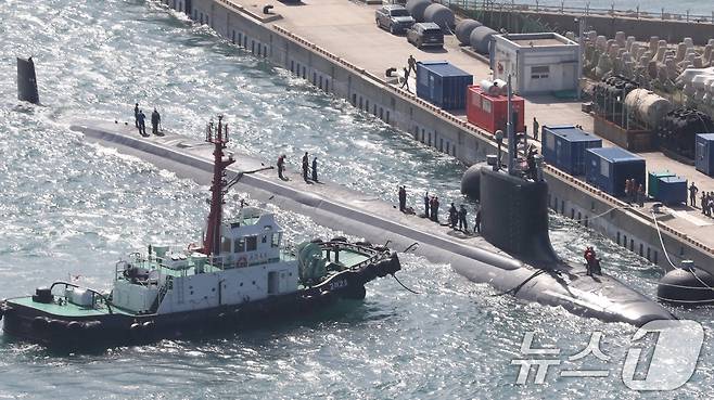 미국 해군 버지니아급 핵잠수함 '버몬트함'(SSN-792·7800톤)이 23일 오전 부산 남구 해군작전사령부 부산작전기지에 입항하고 있다. 2024.9.23/뉴스1 ⓒ News1 윤일지 기자