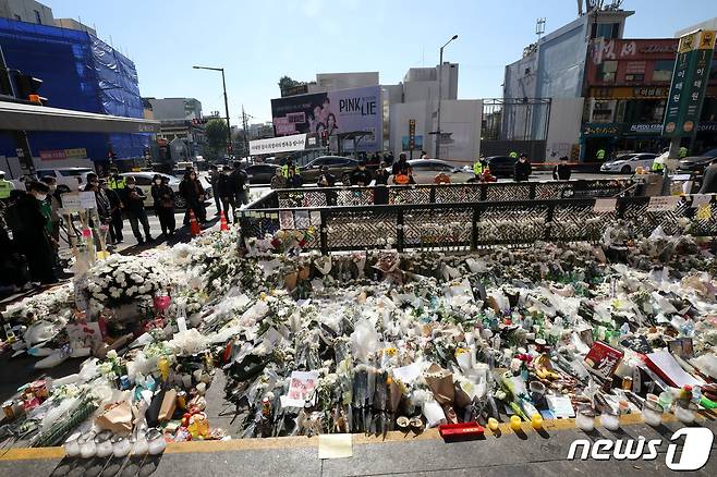 2일 오전 서울 용산구 이태원 참사현장 앞에 마련된 추모공간을 찾은 시민들이 추모를 하고 있다. 2022.11.2/뉴스1 ⓒ News1 박세연 기자