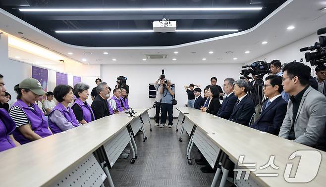 이정민 이태원 참사 유가족협의회 위원장이 23일 오전 서울 중구 부림빌딩 내 마련된 이태원 참사 기억·소통공간 '별들의 집'에서 열린 특별조사위원회와의 간담회에 참석해 발언하고 있다.  2024.9.23/뉴스1 ⓒ News1 이승배 기자