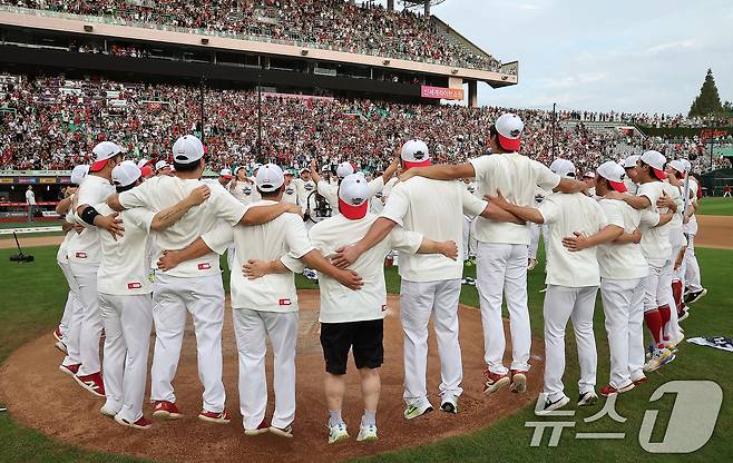 KIA 타이거즈 선수들이 지난 17일 오후 인천시 미추홀구 문학동 SSG랜더스필드에서 열린 프로야구 '2024 신한 SOL 뱅크 KBO리그' SSG 랜더스와의 경기 종료 후 열린 정규시즌 우승 행사에서 '두루치기 세리머니'를 하고 있다. 2024.9.17/뉴스1 ⓒ News1 김진환 기자