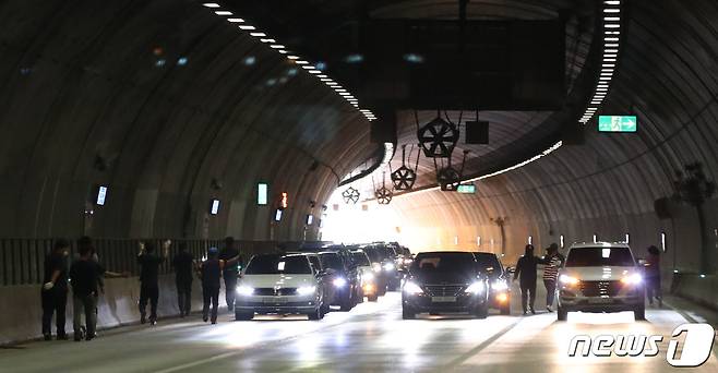 5일 오후 경기 용인시 기흥구 영동고속도로 인천방향 마성터널에서 열린 재난대응 안전한국훈련에서 관계자들이 터널 내 다중 추돌사고로 인한 화재와 유해화학물질 누출 등 복합재난을 가정한 실전 훈련을 진행하고 있다. 2023.9.5/뉴스1 ⓒ News1 김영운 기자