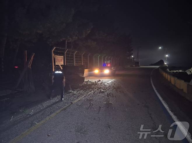 지난 19일 오후 9시10분쯤 고성 백삼해안도로 안전펜스에 3톤 가량의 낙석과 토사 등을 발견한 고성 금강파출소 박상민 경사(36)와 박종웅 경감(52)이 순찰차로 도로 통제에 나서고 있다.(강원경찰청 제공)/뉴스1