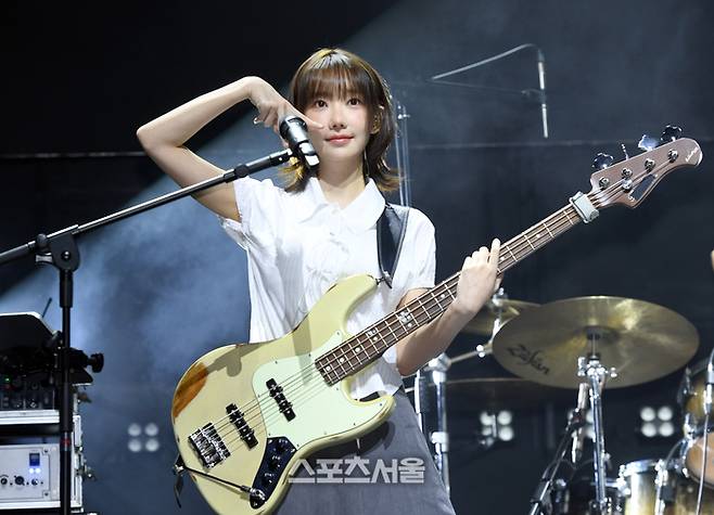 걸밴드 QWER(큐더블유이알) 마젠타가 23일 서울 서대문구 예스24 월더로크홀에서 열린 미니 2집 ‘알고리즘스 블러썸(Algorithm’s Blossom)‘을 발매 기념 쇼케이스에서 타이틀곡 ’내 이름은 맑음‘ 무대를 마친 뒤 인사를 하고 있다. 이번 앨범의 타이틀곡 ’내 이름은 맑음‘은 아픔을 딛고 나아가겠다는 희망찬 메시지를 담은 곡으로 그룹 (여자)아이들의 멤버 소연이 작사, 작곡, 편곡에 참여했다. 2024. 9. 23.  박진업 기자 upandup@sportsseoul.com