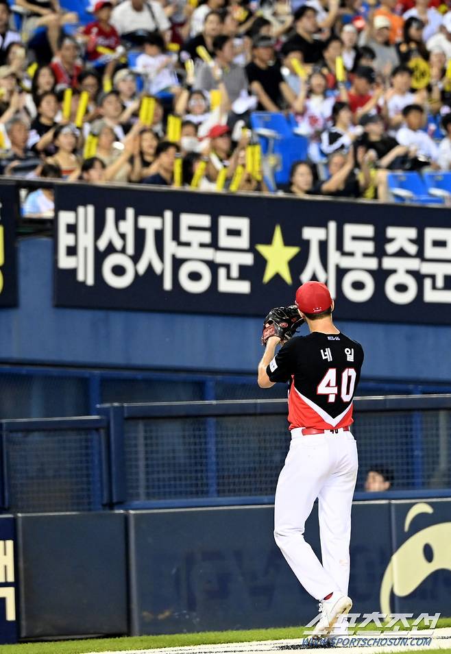 18일 잠실야구장에서 열린 KIA와 LG의 경기, 6회말 투구를 마친 KIA 네일이 팬들에게 인사하고 있다. 잠실=허상욱 기자 wook@sportschosun.com/2024.08.18/