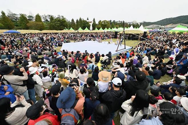 '안성맞춤 남사당 바우덕이 축제'에서 관람객들이 남사당 풍물단 공연을 즐기고 있다. [사진제공=안성시]