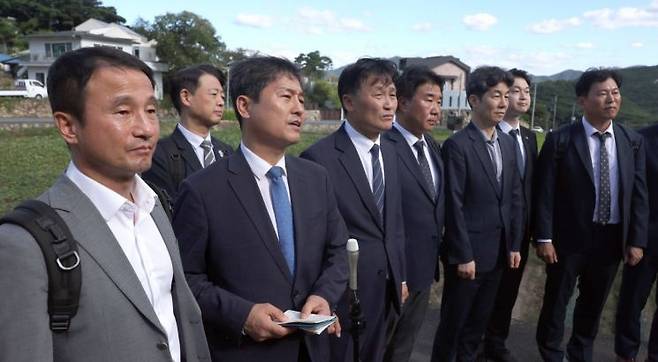 김영배 더불어민주당 前(전)정권정치탄압대책위원회 간사가 23일 경남 양산시 하북면 평산마을 문재인 전 대통령 사저 인근에서 문 전 대통령 면담 결과를 브리핑하고 있다. [이미지출처=연합뉴스]