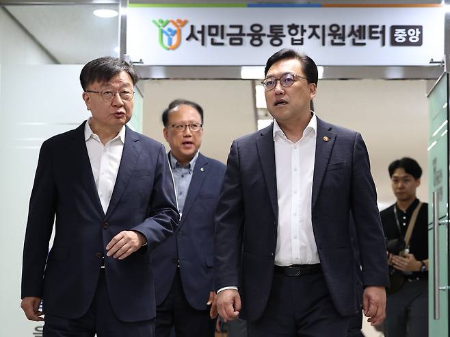 김병환 금융위원장(오른쪽)과 이재연 서민금융진흥원장 겸 신용회복위원장(왼쪽)이 지난달 7일 오후 서울 중구 중앙 서민금융통합지원센터에서 서민금융 지원 현장방문을 마치고 간담회장으로 이동하고 있다. /연합뉴스