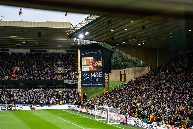 지난 15일(현지 시각) 울버햄튼 원더러스 FC와 뉴캐슬 유나이티드 FC의 경기가 열린 영국 ‘몰리뉴 스타디움’ 경기장 LED 광고판과 메인 전광판에 'K-FOOD' 홍보 문구가 띄워져 있다. /한국농수산식품유통공사(aT) 제공