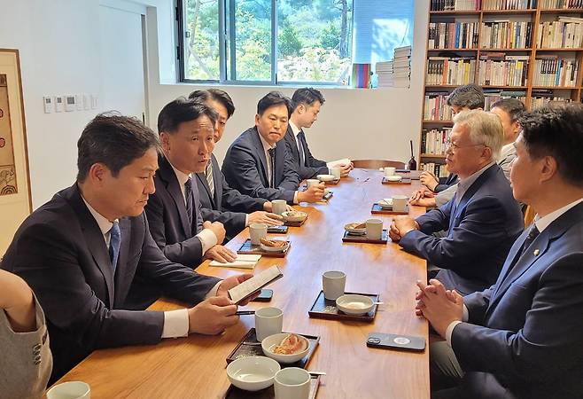 김영진 더불어민주당 전정권정치탄압대책위원장과 위원들이 23일 경남 양산시 하북면 평산마을을 찾아 문재인 전 대통령과 면담하고 있다. /더불어민주당 제공