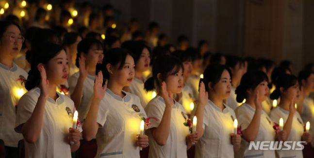 지난해 11월3일 오후 인천 연수구 가천대학교 메디컬캠퍼스에서 열린 제76회 나이팅게일 선서식에서 임상실습을 앞둔 간호대학 2학년 학생들이 촛불을 들고 선서를 하고 있다.ⓒ뉴시스