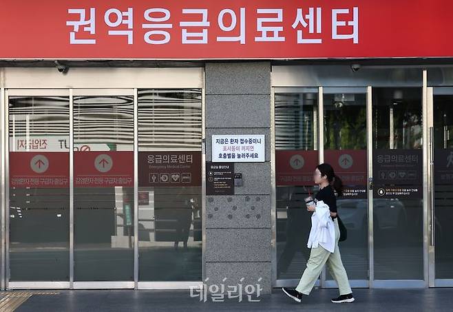 서울 시내의 한 대형병원 권역응급의료센터 앞에 한 의료진이 지나가고 있다. ⓒ뉴시