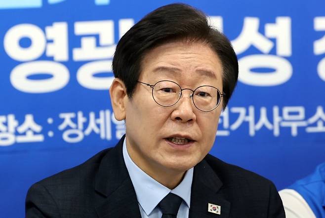 이재명 더불어민주당 대표가 23일 오전 장세일 전남 영광군수 재선거 후보 사무소에서 열린 최고위원회의에서 발언하고 있다. 연합뉴스