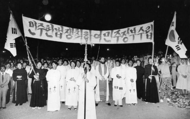 천주교정의구현전국사제단이 1987년 6월12일 서울 명동성당 앞에서 시위를 벌이고 있다. 천주교 원주교구 지학순 주교 구속을 계기로 1974년 9월26일 공식 출범한 사제단은 굴곡진 현대사의 고비마다 민주주의를 진전시키는 데 결정적으로 기여했다. 1980년 광주의 진실을 알리는 데 앞장섰고, 1987년 ‘박종철 고문치사 사건’ 수사 내용이 조작됐다고 폭로해 6·10 항쟁에 불을 댕겼다. 이후에도 재벌의 비리를 폭로하고, 약자들에게 손길을 건네며 고난의 현장에 함께했다. 천주교정의구현전국사제단 제공