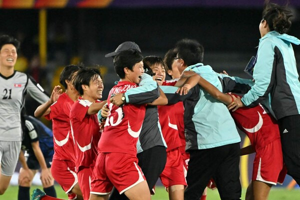 북한 선수단이 23일(한국시각) 콜롬비아 보고타에서 열린 2024 국제축구연맹 U-20 여자월드컵에서 일본을 꺾고 우승한 뒤 얼싸안고 있다. 보고타/AFP 연합뉴스