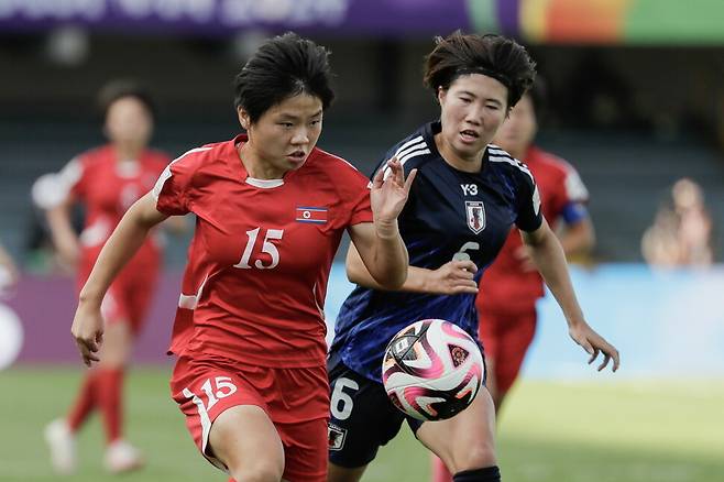 23일(한국시각) 콜롬비아 보고타 네메시오 카마초 엘 캄핀 경기장에서 열린 2024년 국제축구연맹(FIFA) U-20 여자 월드컵 결승전 북한과 일본의 경기에서 북한의 최일선(왼쪽)이 일본의 리오 사사키를 제치고 공을 몰고 있다. 보고타/EPA 연합뉴스