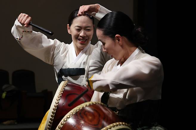 이용희(오른쪽), 박혜연 무용가가 19일 오후 서울 강남구 민속극장 풍류에서 열린 결연 리허설에 참석해 합동무 북춤을 추고 있다. 백소아 기자