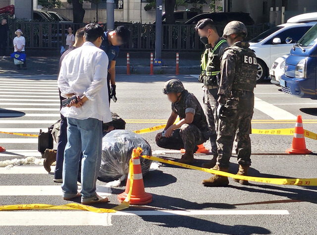 23일 오전 인천시 부평구 부평구청 부근 도로에 북한 쓰레기 풍선이 떨어져 군 당국이 현장 조치하고 있다. 연합뉴스