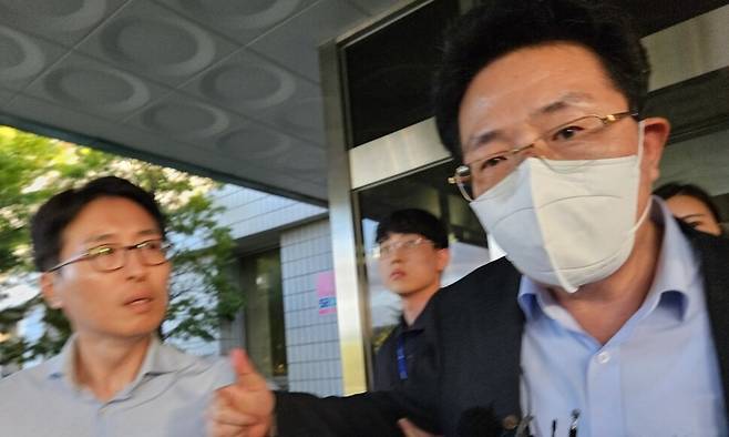 중대재해법 위반 혐의로 구속 전 피의자 심문을 받은 박영민 영풍석포제련소 대표이사가 28일 오후 대구지법 안동지원을 빠져나오고 있다. 연합뉴스