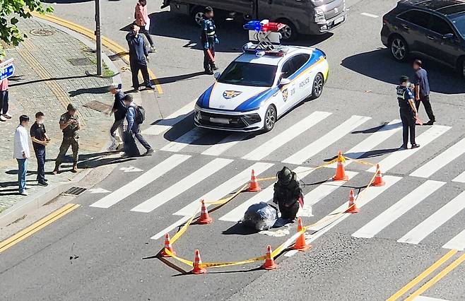 23일 오전 인천시 부평구 부평구청 부근 도로에 북한 쓰레기 풍선이 떨어져 군당국이 현장 조치를 하고 있다. 연합뉴스