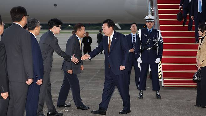 윤석열 대통령, 국민의힘 한동훈 대표와 악수 [자료사진제공:연합뉴스]