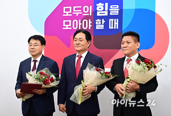 국민의힘 윤일현 부산 금정구청장 후보, 박용철 인천 강화군수 후보, 최봉의 전남 곡성군수 후보가 23일 오전 서울 여의도 국회에서 열린 당 재보궐선거 후보자 추천장 수여식에서 기념촬영을 하고 있다. [사진=곽영래 기자]