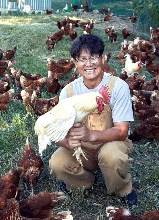 벽오리 농장을 동물복지 산란계 농장이자 유기 축산물 인증 농장으로 조성해 운영 중인 박대수 대표.