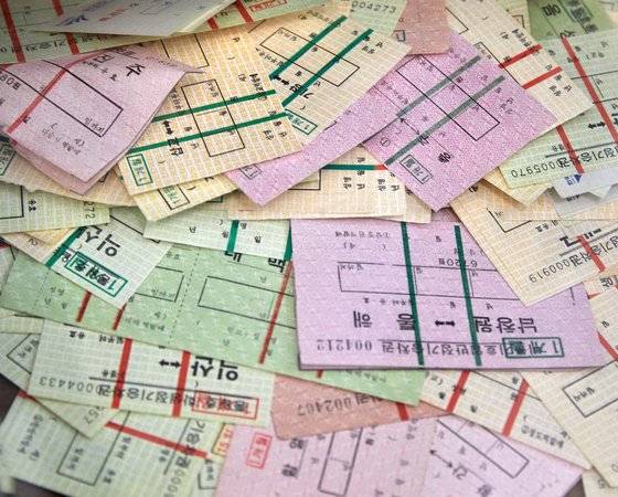 통학이나 통근을 위해 정해진 구간을 일정한 기간 할인 받아 승차할 수 있는 정기 승차권을 비롯한 옛 승차권들도 전시되어 있다.