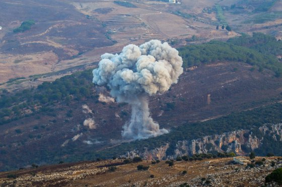 23일(현지시간) 레바논-이스라엘 국경 근처 마르자윤에서 연기가 피어오르고 있다. AFP=연합뉴스